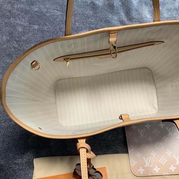 Louis Vuitton Neverfull MM  By the Pool w/ Pouch in Brume Mist color - Picture 6 of 15